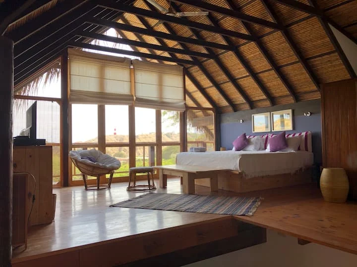 Interior de la suite de Surfing Birds con vista al paisaje